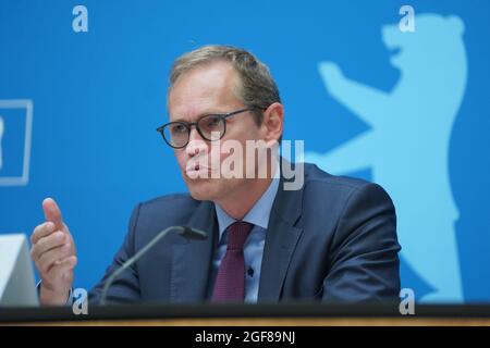 Berlin, Deutschland. August 2021. Michael Müller (SPD), Regierender Bürgermeister, spricht auf einer Pressekonferenz nach der Berliner Senatssitzung. Unter anderem beschäftigte sich der Senat mit Themen wie dem Wohnungsbau in Berlin und der Ankunft lokaler afghanischer Truppen in der Hauptstadt. Quelle: Jörg Carstensen/dpa/Alamy Live News Stockfoto