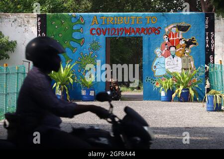 Chennai, Tamil Nadu, Indien. August 2021. Autofahrer fahren in Chennai an einem Wandgemälde vorbei, das den Frontarbeitern gewidmet ist, die gegen die Ausbreitung des COVID-19-Coronavirus kämpfen. (Bild: © Sri Loganathan/ZUMA Press Wire) Stockfoto