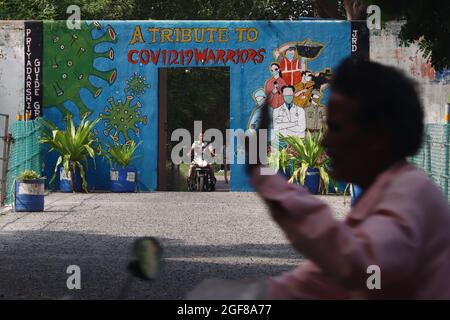 Chennai, Tamil Nadu, Indien. August 2021. Autofahrer fahren in Chennai an einem Wandgemälde vorbei, das den Frontarbeitern gewidmet ist, die gegen die Ausbreitung des COVID-19-Coronavirus kämpfen. (Bild: © Sri Loganathan/ZUMA Press Wire) Stockfoto