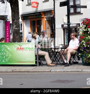 Truro, Großbritannien. August 2021. Die Menschen genießen den herrlichen Sonnenschein in Truro, Cornwall, einige aßen Alfresco und nahmen eine Pause von der Einkaufstherapie, während andere Besucher die atemberaubende Kathedrale genossen. Die Prognose ist für 19C, sonnige Intervalle und eine leichte Brise. Kredit: Keith Larby/Alamy Live Nachrichten Stockfoto