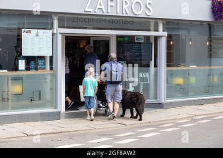 Truro, Großbritannien. August 2021. Die Menschen genießen den herrlichen Sonnenschein in Truro, Cornwall, einige aßen Alfresco und nahmen eine Pause von der Einkaufstherapie, während andere Besucher die atemberaubende Kathedrale genossen. Die Prognose ist für 19C, sonnige Intervalle und eine leichte Brise. Kredit: Keith Larby/Alamy Live Nachrichten Stockfoto