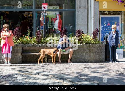 Truro, Großbritannien. August 2021. Die Menschen genießen den herrlichen Sonnenschein in Truro, Cornwall, einige aßen Alfresco und nahmen eine Pause von der Einkaufstherapie, während andere Besucher die atemberaubende Kathedrale genossen. Die Prognose ist für 19C, sonnige Intervalle und eine leichte Brise. Kredit: Keith Larby/Alamy Live Nachrichten Stockfoto