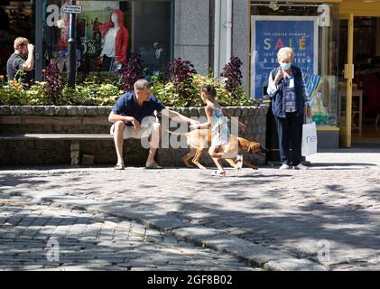 Truro, Großbritannien. August 2021. Die Menschen genießen den herrlichen Sonnenschein in Truro, Cornwall, einige aßen Alfresco und nahmen eine Pause von der Einkaufstherapie, während andere Besucher die atemberaubende Kathedrale genossen. Die Prognose ist für 19C, sonnige Intervalle und eine leichte Brise. Kredit: Keith Larby/Alamy Live Nachrichten Stockfoto