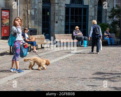 Truro, Großbritannien. August 2021. Die Menschen genießen den herrlichen Sonnenschein in Truro, Cornwall, einige aßen Alfresco und nahmen eine Pause von der Einkaufstherapie, während andere Besucher die atemberaubende Kathedrale genossen. Die Prognose ist für 19C, sonnige Intervalle und eine leichte Brise. Kredit: Keith Larby/Alamy Live Nachrichten Stockfoto