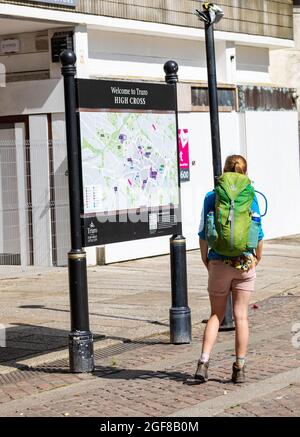 Truro, Großbritannien. August 2021. Die Menschen nutzen den herrlichen Sonnenschein in Truro, Cornwall. Eine Dame schaut sich eine Karte von Truro an, bevor sie ihr Telefon überprüft. Die Prognose ist für 19C, sonnige Intervalle und eine leichte Brise. Kredit: Keith Larby/Alamy Live Nachrichten Stockfoto