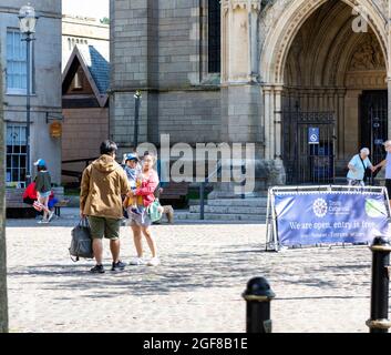 Truro, Großbritannien. August 2021. Die Menschen genießen den herrlichen Sonnenschein in Truro, Cornwall, einige aßen Alfresco und nahmen eine Pause von der Einkaufstherapie, während andere Besucher die atemberaubende Kathedrale genossen. Die Prognose ist für 19C, sonnige Intervalle und eine leichte Brise. Kredit: Keith Larby/Alamy Live Nachrichten Stockfoto