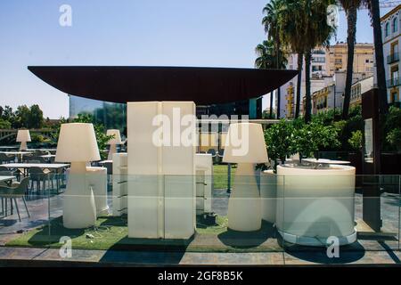 Sevilla Spanien 21. August 2021 Stühle und Tische eines Restaurants in den Straßen von Sevilla während des Coronavirus-Ausbruchs, der Spanien traf Stockfoto