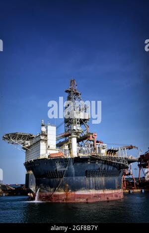 Rundes, rundes FPSO neben dem Hafen für Wartungs- und Inspektionsinspektionen Stockfoto