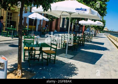 Sevilla Spanien 21. August 2021 Stühle und Tische eines Restaurants in den Straßen von Sevilla während des Coronavirus-Ausbruchs, der Spanien traf Stockfoto