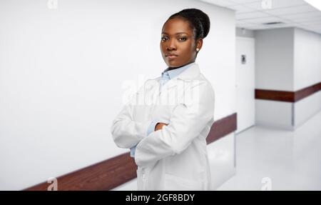 afroamerikanische Ärztin im Krankenhaus Stockfoto