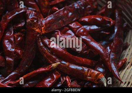 Rote Chilischote im Bambuskorb trocknen Stockfoto