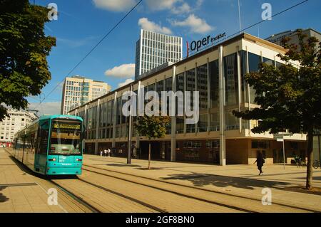 FRANKFURT, DEUTSCHLAND - 20. Aug 2021: Der Willy-Brandt-Platz ist ein zentraler Platz in Frankfurt. Stadttheater und Opernhaus und ein Ansatz Stockfoto