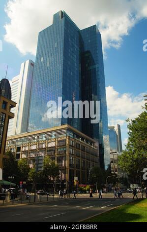 FRANKFURT, DEUTSCHLAND - 20. Aug 2021: Der Gallileo-Turm in Frankfurt, Deutschland. Gebaut von der Dresdner Bank, jetzt Commerzbank nach der Übernahme. Ausgefüllt in Stockfoto