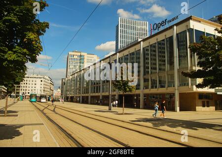 FRANKFURT, DEUTSCHLAND - 20. Aug 2021: Der Willy-Brandt-Platz ist ein zentraler Platz in Frankfurt. Stadttheater, Opernhaus und Straßenbahnschienen Stockfoto