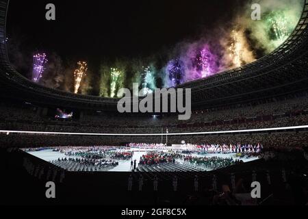 Tokio, Japan. August 2021. Paralympics: Eröffnungsfeier im Olympiastadion. Bunte Pyrotechnik wird vor dem Stadion abgesetzt. Kredit: Marcus Brandt/dpa/Alamy Live Nachrichten Stockfoto