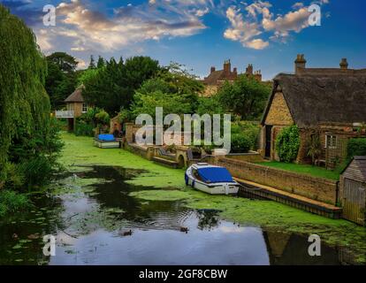 Wunderschöne Hütten am Fluss Great Ouse in Godmanchester. Aufgenommen von der Chinesischen Brücke, die die beliebten Watermeadows mit der Stadt verbindet Stockfoto