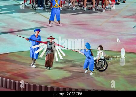 Tokio, Japan. August 2021. Künstler treten während der Eröffnungszeremonie der Paralympischen Spiele 2020 in Tokio, Japan, am 24. August 2021 auf. Quelle: Zhang Cheng/Xinhua/Alamy Live News Stockfoto