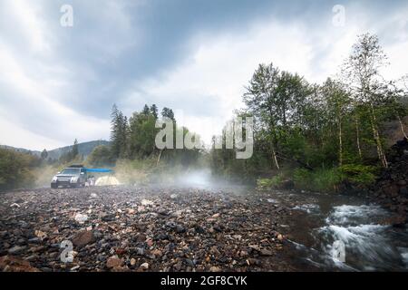 Auto Camping am Mountain River Stockfoto