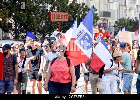 Marseille, Frankreich. August 2021. Während der Demonstration sahen die Demonstranten die Flaggen Frankreichs halten.Tausende von Menschen demonstrierten gegen den Gesundheitspass in Marseille, Frankreich. Der französische Präsident Emmanuel Macron kündigte unter den neuen Anti-Covid-19-Maßnahmen einen „Gesundheitsausweis“ an, der notwendig sein wird, um Café-Terrassen, Restaurants, Kinos, Theater und andere Kultur- und Freizeitaktivitäten zu besuchen, um die Ausbreitung des Covid-19-Virus einzudämmen. (Bild: © Gerard Bottino/SOPA Images via ZUMA Press Wire) Stockfoto