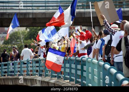 Marseille, Frankreich. August 2021. Während der Demonstration winken Demonstranten die Flaggen Frankreichs, Tausende von Menschen demonstrierten gegen den Gesundheitsausweis in Marseille, Frankreich. Der französische Präsident Emmanuel Macron kündigte unter den neuen Anti-Covid-19-Maßnahmen einen „Gesundheitsausweis“ an, der notwendig sein wird, um Café-Terrassen, Restaurants, Kinos, Theater und andere Kultur- und Freizeitaktivitäten zu besuchen, um die Ausbreitung des Covid-19-Virus einzudämmen. (Bild: © Gerard Bottino/SOPA Images via ZUMA Press Wire) Stockfoto