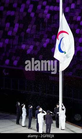 Tokio, Japan. August 2021. Die Paralympische Flagge wird während der Eröffnungszeremonie der Paralympischen Spiele 2020 in Tokio, Japan, am 24. August 2021, angehoben. Quelle: Zhang Cheng/Xinhua/Alamy Live News Stockfoto