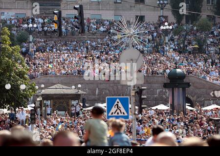 KIEW, UKRAINE - 24. AUGUST 2021 - die Menschen beobachten den feierlichen offiziellen Teil der Feier des 30. Jahrestages der ukrainischen Unabhängigkeit in der Innenstadt von Kiew, Kiew, der Hauptstadt der Ukraine.Quelle: Ukrinform/Alamy Live News Stockfoto