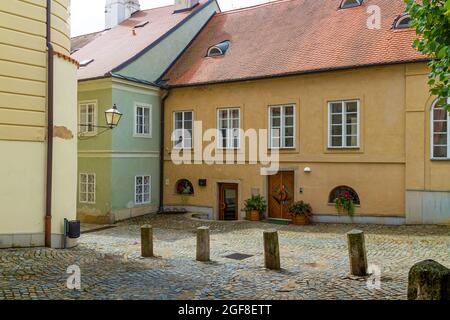 Straßenecke mit für die Region typischen Häusern und Kopfsteinpflaster in der gut erhaltenen Altstadt von telc in der tschechischen republik Stockfoto