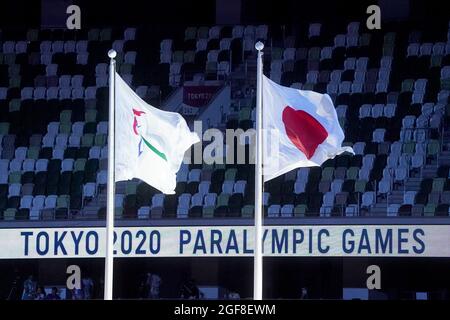 Tokio, Japan. August 2021. Paralympics: Eröffnungsfeier im Olympiastadion. Die olympischen und japanischen Flaggen werden im Stadion gehisst. Kredit: Marcus Brandt/dpa/Alamy Live Nachrichten Stockfoto