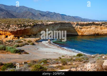 Blick auf den Strand von Cala Blanca, in Lorca, an der Küste der Costa Calida, Region Murcia, Spanien, mit dem Calnegre-Gebirge im Hintergrund Stockfoto