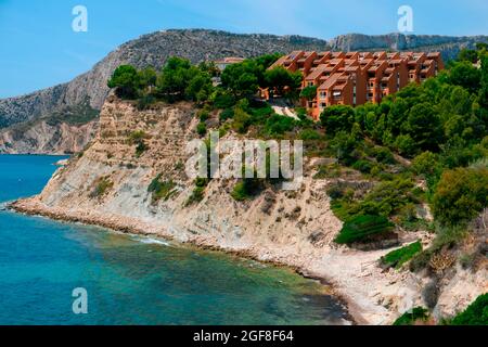 Ein Panoramablick über den Strand Cala La Manzanera in Calpe, in der Valencianischen Gemeinschaft, Spanien Stockfoto