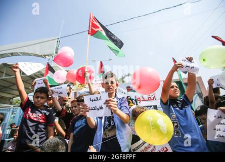 Gaza, Palästina. August 2021. Palästinensische Kinder halten Plakate, Fahnen und Ballons während einer Veranstaltung, um humanitäre Botschaften an die Welt zu senden, um die Belagerung von Gaza durch Israel zu beenden. Kredit: SOPA Images Limited/Alamy Live Nachrichten Stockfoto