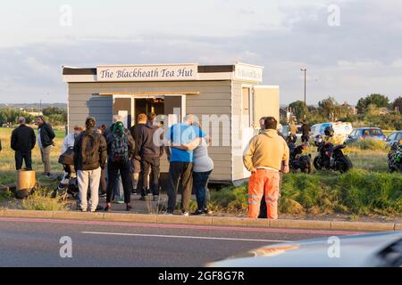 Männer und Frauen stehen im Blackheath Tea Hut im Süden Londons, Großbritannien, für einen Tee an Stockfoto