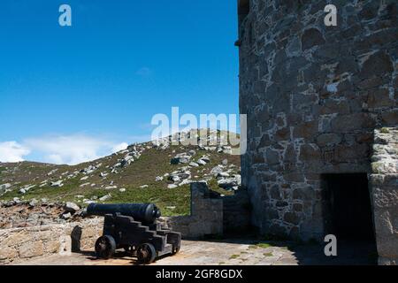 Ein Blick von Cromwell's Castle auf King Charles' Castle, Tresco, Isles of Scilly Stockfoto