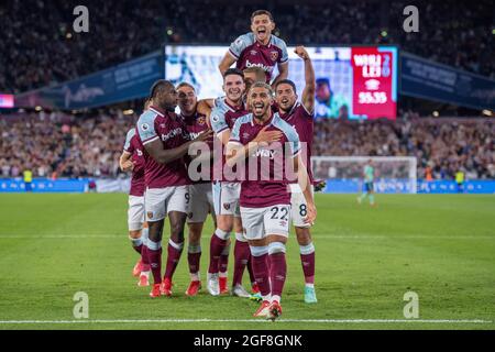 LONDON, ENGLAND - 23. AUGUST: Sagte Benrahma von West Ham feiern mit Declan Rill, Aaron Cresswell, Michail Antonio nach dem Tor während der Prem Stockfoto