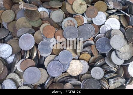 Haufen alter türkischer Lira-Münzen. Draufsicht auf türkische Münzen aus verschiedenen Jahrzehnten. Stockfoto