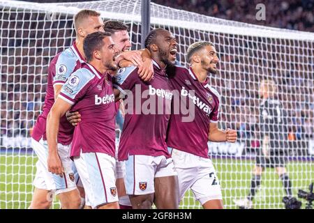 LONDON, ENGLAND - 23. AUGUST: Michail Antonio von West Ham feiert mit Michail Antonio, Declan Rill, sagte Benrahma, Jarrod Bowen, Pablo Fornals, Toma Stockfoto