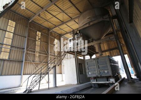 Tunis, Tunesien. August 2021. Ein Lastwagen, der vor den Getreidesilos im Gouvernement Manouba geparkt wurde, sagte Tunis Afrique Presse (TAP/Official) unter Berufung auf das tunesische Landwirtschaftsministerium, dass die Getreideernte in Tunesien in dieser Saison bei 16.4 Millionen Quintals liegt. Auf der Logistikseite wurden 176 Sammelzentren von den 186 im ganzen Land verteilten Zentren validiert und 7.9 Millionen Quintals Getreide gesammelt. Kredit: SOPA Images Limited/Alamy Live Nachrichten Stockfoto