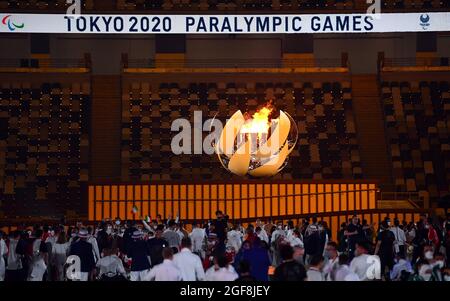 Die Abbildung zeigt die Flamme bei der Eröffnungsfeier der Paralympischen Spiele Tokio 2020, Dienstag, 24. August 2021, in Tokio, Japan. Der Paralymp Stockfoto