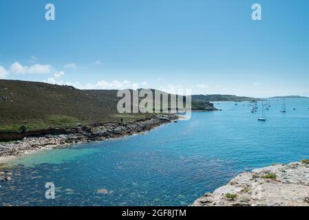 Vor der Küste von Tresco, Isles of Scilly, stehen Boote vor Anker Stockfoto