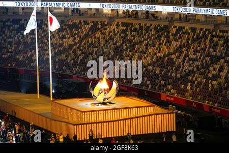 Tokio, Japan. August 2021. Der Kessel wird während der Eröffnungszeremonie der Paralympischen Spiele 2020 in Tokio, Japan, am 24. August 2021 angezündet. Quelle: Zhang Cheng/Xinhua/Alamy Live News Stockfoto