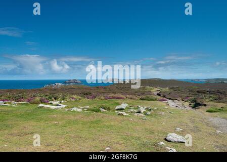 Der Blick von der Nähe zum King Charles's Castle, Tresco mit Blick auf den Round Island Lighthouse, Isles of Scilly Stockfoto