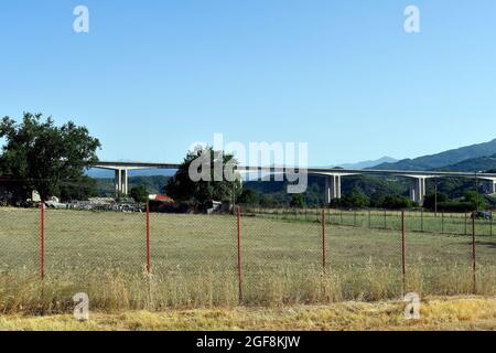 Griechenland, Autobahn über das Arachthos-Tal mit einer Brücke in der Nähe von Zagori Stockfoto