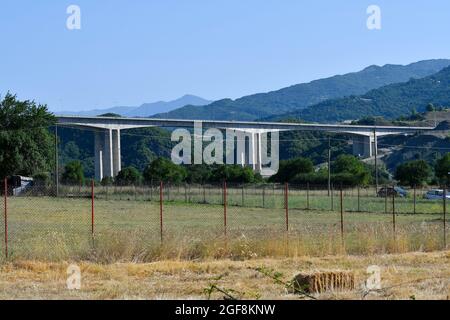 Griechenland, Autobahn über das Arachthos-Tal mit einer Brücke in der Nähe von Zagori Stockfoto