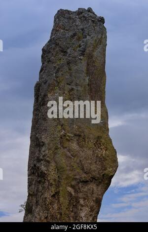 Eine einzelne Granitfelssäule ragt in den Himmel zwischen den ikonischen geologischen Felsformationen entlang des Needles Highway im Custer State Park in South Dakota Stockfoto