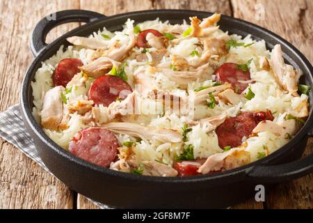 Chicken Moor ist ein köstliches Huhn, Reis und Würstchen Gericht Nahaufnahme in der Pfanne auf dem Tisch. Horizontal Stockfoto