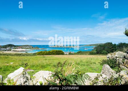 Old Grimsby Harbour von der Racket Town Road, Tresco, Isles of Scilly aus gesehen Stockfoto