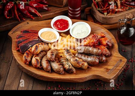 Holztablett mit Bier Vorspeisen Set Sortiment Stockfoto