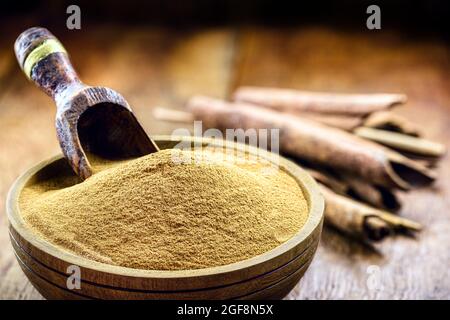 Zimtpulver aus Holz Handgefertigte Holzschüssel, rustikale Küchenkrone, gesunde Ernährung Stockfoto