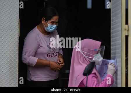 Palu, Indonesien. August 2021. Das Team der Polizei von Central Sulawesi (Gegana) sprühte Desinfektionsmittel in einem Wohngebiet in Palu City, Zentral-Sulawesi. Diese Bemühungen wurden unternommen, um die Kette der Ausbreitung von Covid-19 zu durchbrechen, die in der lokalen Region immer häufiger vorkommt. (Foto: Adi Pranata/Pacific Press/Sipa USA) Quelle: SIPA USA/Alamy Live News Stockfoto