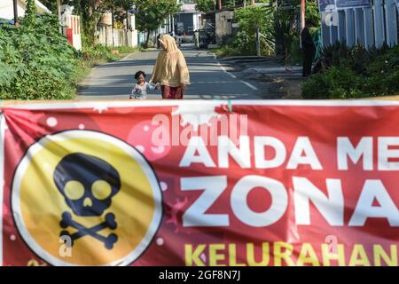 Palu, Indonesien. August 2021. Das Team der Polizei von Central Sulawesi (Gegana) sprühte Desinfektionsmittel in einem Wohngebiet in Palu City, Zentral-Sulawesi. Diese Bemühungen wurden unternommen, um die Kette der Ausbreitung von Covid-19 zu durchbrechen, die in der lokalen Region immer häufiger vorkommt. (Foto: Adi Pranata/Pacific Press/Sipa USA) Quelle: SIPA USA/Alamy Live News Stockfoto